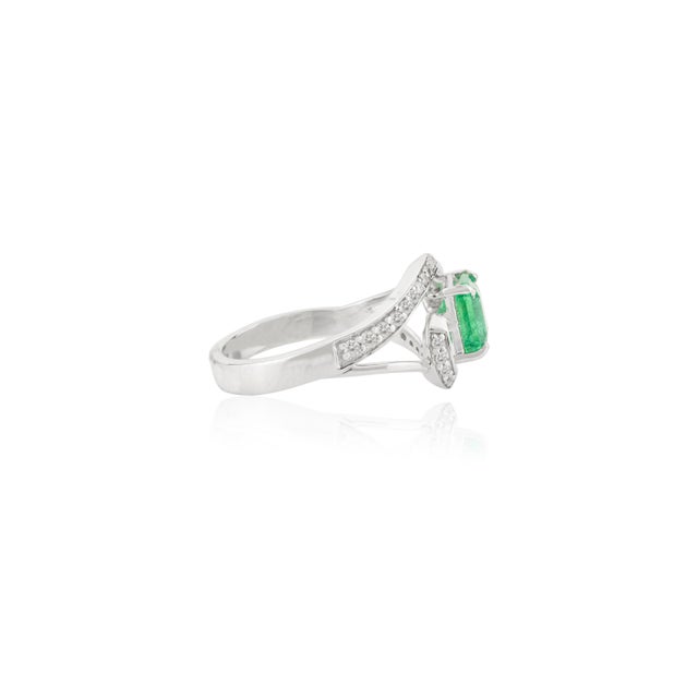 Square Cut Emerald Ring Embellished With Diamond Size 6.5 For Sale In New York - Image 6 of 12
