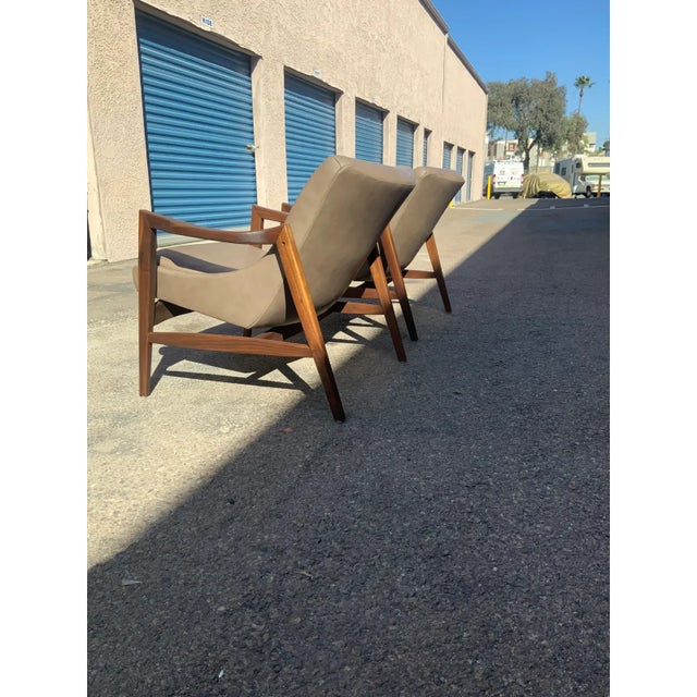 Mid-Century Modern Modern Walnut Mid Century Style Lounge Chairs in Gray Leather. - Pair For Sale - Image 3 of 6