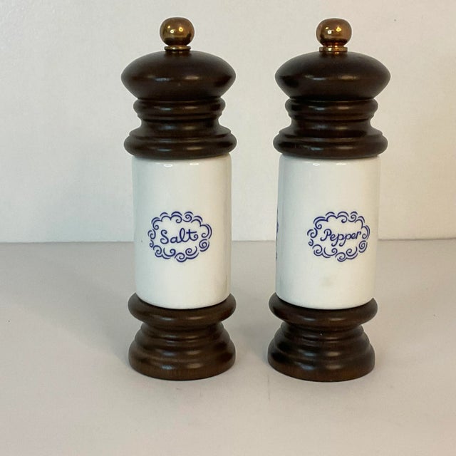 Wood Mid-Century Delft Ceramic and Wood Salt & Pepper Mills - Set of 2. For Sale - Image 7 of 8
