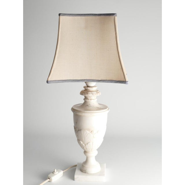 Neoclassical White Florentine Alabaster Table Lamp with Leaf Relief, Italy For Sale - Image 5 of 18