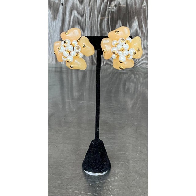 Mid-Century Modern Vintage Floral Lucite Pearl Clip on Earrings For Sale - Image 3 of 12