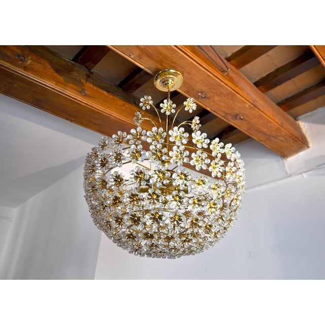 Austrian Floral Chandelier in Cut Crystals from Bakalowits and Söhne, 1970 For Sale - Image 4 of 10
