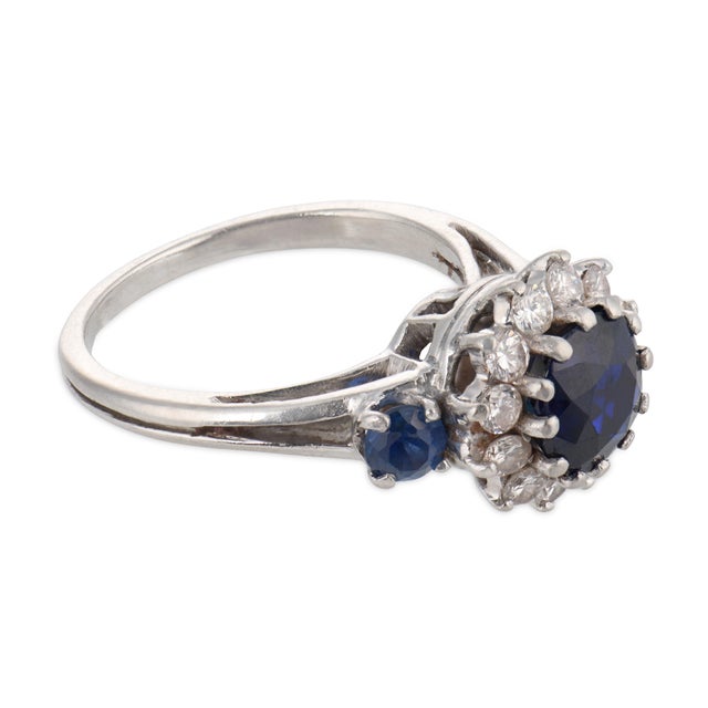 1970s Gia 1.55 Carat No Heat Sapphire Diamond Platinum Cluster Ring, Size 5 For Sale - Image 4 of 5