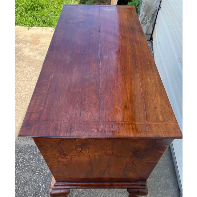 18th Century Queen Anne Crossbanded Walnut Chest on Frame For Sale In Richmond - Image 6 of 8