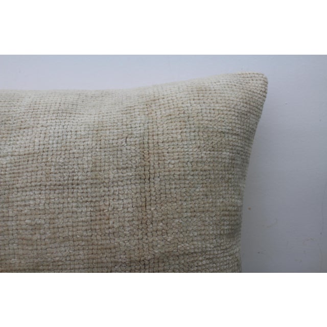 This Turkish pillow cover is made from the highest quality vintage rug in 100% wool on the front. The back is covered in...
