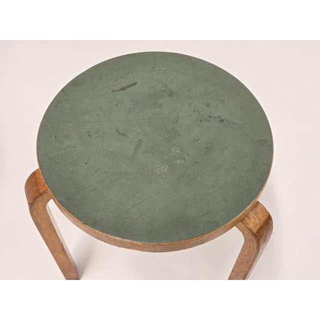 Forest Green Stool 60 in Green Linoleum by Alvar Aalto for Artek, 1950s For Sale - Image 8 of 13