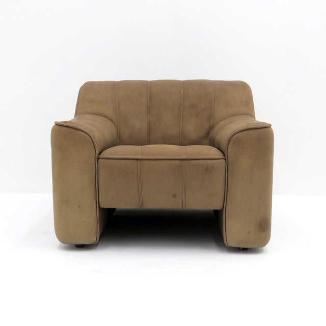 Iconic leather lounge chair DS-44 by De Sede, Switzerland, 1970, handcrafted from thick buffalo neck leather with a rich...