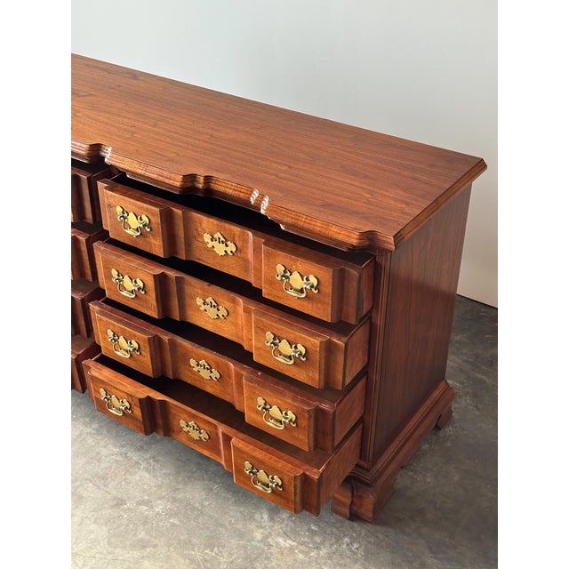 Vintage Georgian Serpentine Block-Front Mahogany 8-Drawer Dresser For Sale - Image 10 of 18