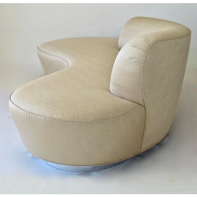 Vintage C.1980s Attributed To Vladimir Kagan for Directional "Serpentine Cloud Sofa" -With "To the Trade," Kravet Textile For Sale - Image 9 of 18