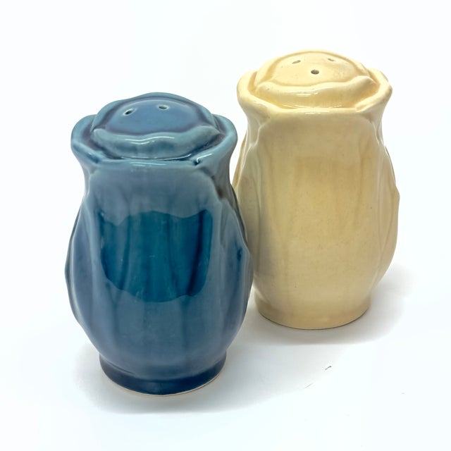 Metlox Manufacturing Company Vintage Ceramic Lotus Poppytrail Salt & Pepper Shakers by Metlox Usa For Sale - Image 4 of 7