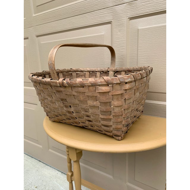 French Country Antique Early 20th Century American Splint Oak Gathering Basket For Sale - Image 3 of 10