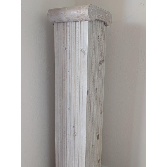 Tall Hollywood Regency knotty pine pedestal vintage 80's. Excellent condition with little wear or signs of use. Light...