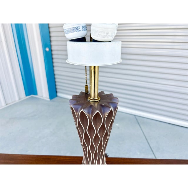 1950s Mid-Century Gerald Thurston for Lightolier 'Honeycomb' Ceramic Table Lamp For Sale In Los Angeles - Image 6 of 11