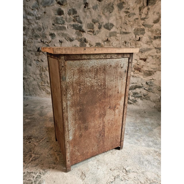 Industrial French Military Metal Storage Cabinet with Oak Top & Wooden Shelves for Ministère De Lair, 1956 For Sale - Image 11 of 18