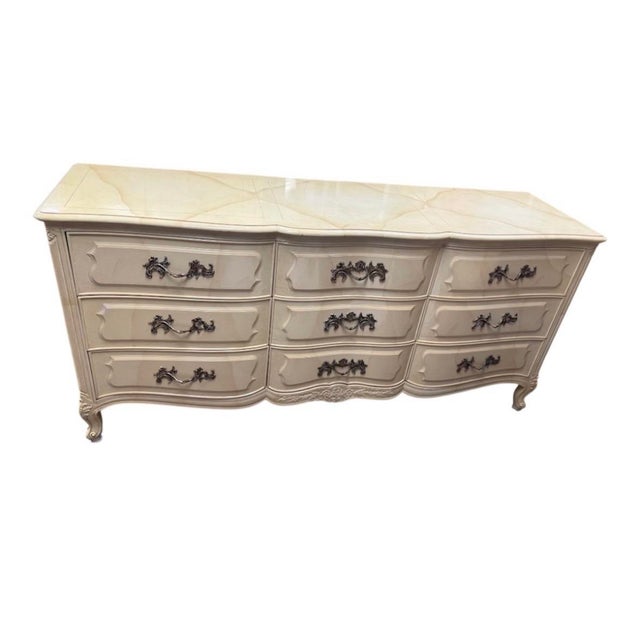 French Provincial Henredon French Provincial 9-Drawer Dresser in Professionally Lacquered Goatskin Finish For Sale - Image 3 of 8