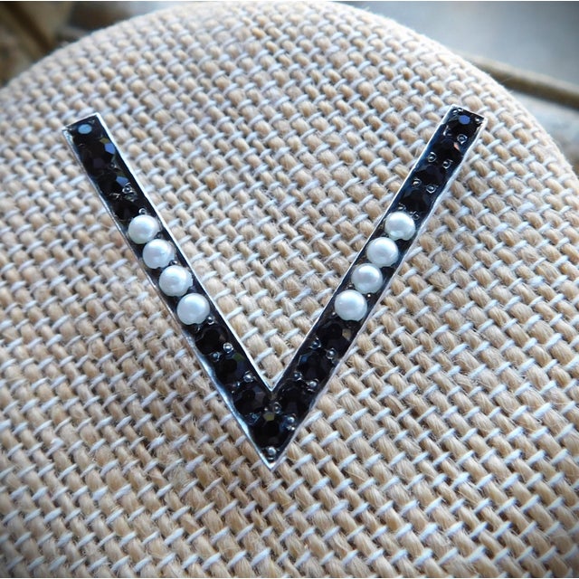 Ww2 Victory "V" Sterling Brooch Pin, Sweetheart Jewelry, Red Stones, White Pearls, & Blue Stones For Sale - Image 10 of 12