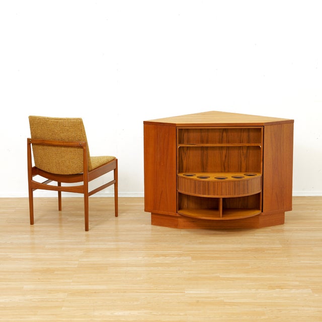 Mid-Century Modern 1960s Danish Modern Revolving Corner Bar in Teak by Vildbjerg Mobelfabrik For Sale - Image 3 of 18