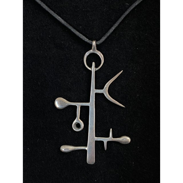 Silver 1960s Framed Modernist Abstract Sculptural Silver Necklace For Sale - Image 8 of 12
