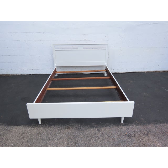 Mid Century Modern Painted White Full Size Bed 6574 For Sale - Image 10 of 12
