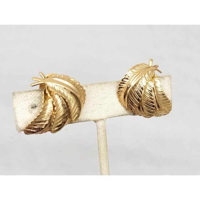 1960s Vintage 1960s Signed Napier Goldtone 3 Feather Clip Earrings - 2 Pieces For Sale - Image 5 of 8