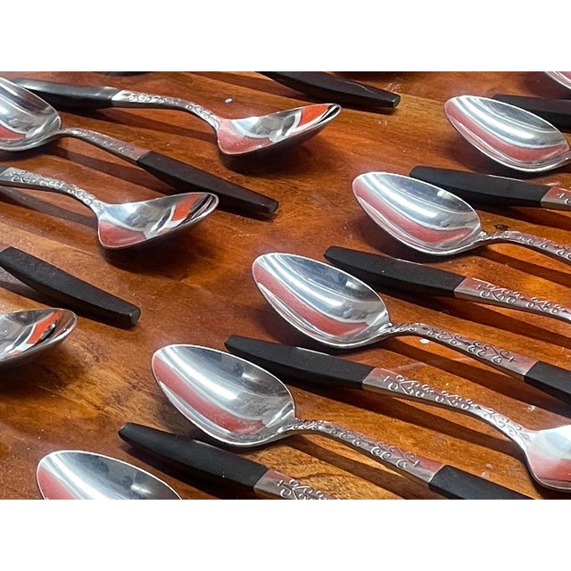 Mid-Century Modern Vintage Interpur Inr2 Canoe Muffin Black Handle Spoon Set (10 Teaspoons, 8 Tablespoons) - 18 pcs For Sale - Image 3 of 7