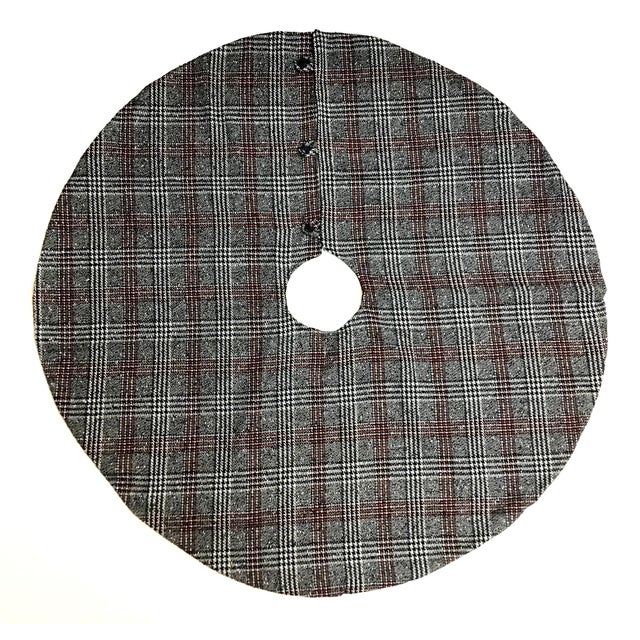 Vintage 1970s Traditional Glen Plaid Christmas Tree Skirt For Sale - Image 4 of 4