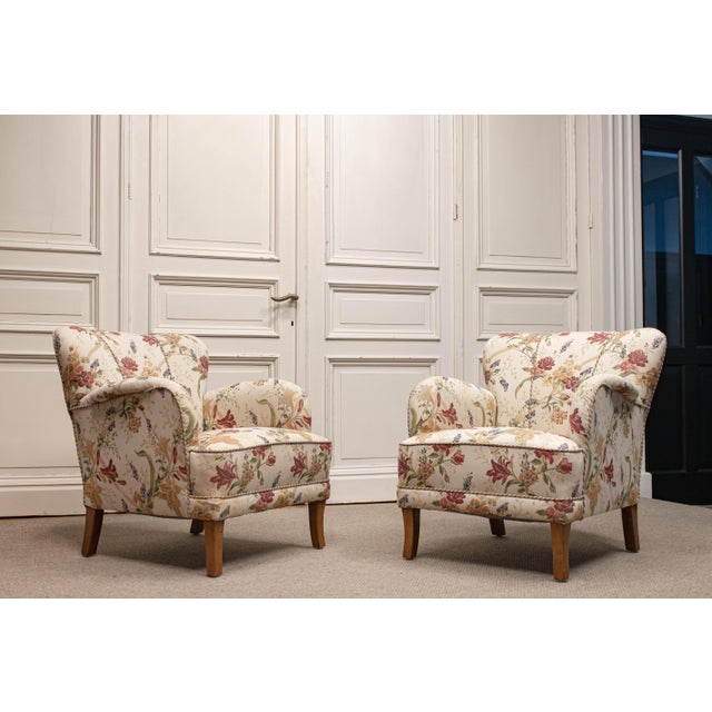 Elegant pair of Swedish lounge chairs dating from the 1940s, displaying a graceful combination of Swedish Grace...