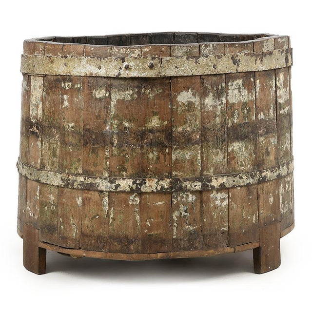 This wooden planter, measuring 54 cm in height and 68 cm in diameter, is a rustic piece full of character. with its aged...