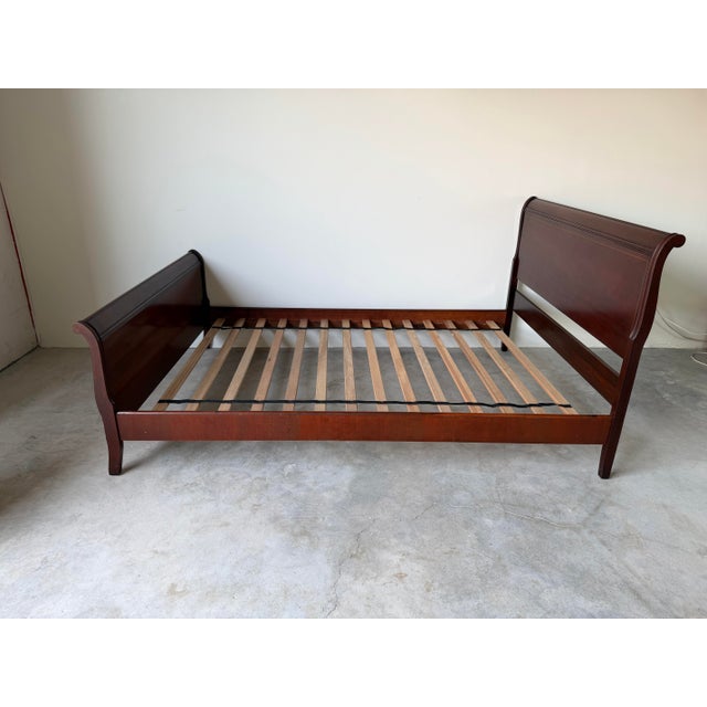 1970s Vintage Drexel Traditional Mahogany Queen Size Sleigh Bed Frame For Sale - Image 4 of 13