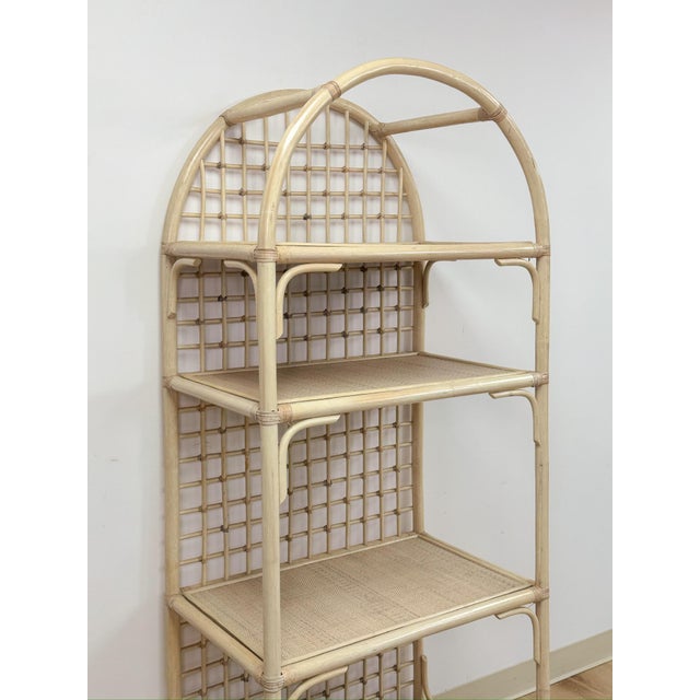 Mid 20th Century Vintage Arched Blonde Rattan Lattice Etagere Coastal Boho Hollywood Regency For Sale - Image 5 of 16