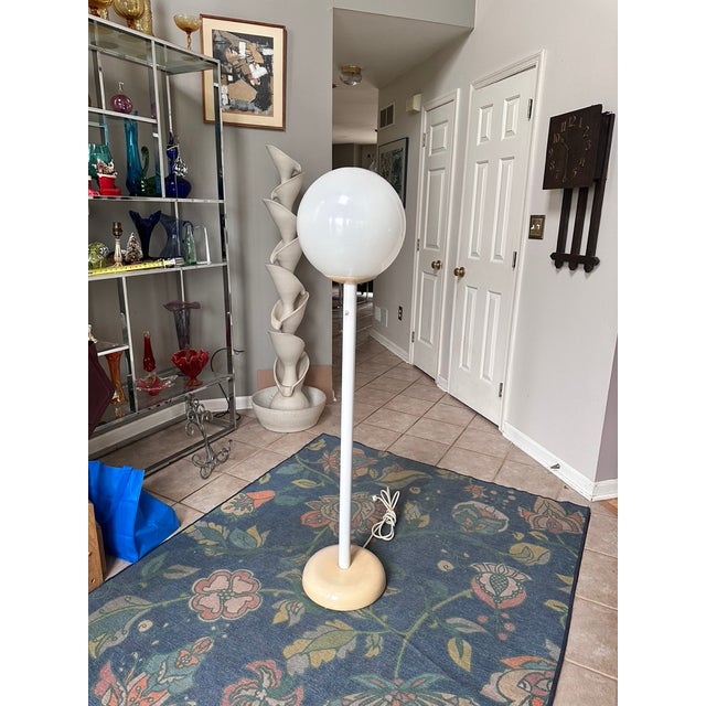 White 1970s Mid-Century Modern Lollipop Floor Lamp For Sale - Image 8 of 9