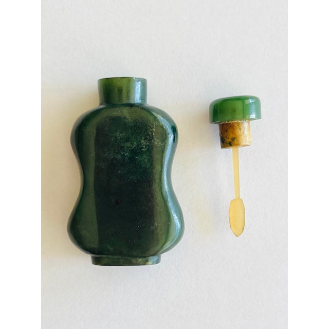 Chinese Nephrite Jade Snuff Bottle – Spinach Green With Jade Stopper For Sale - Image 3 of 7