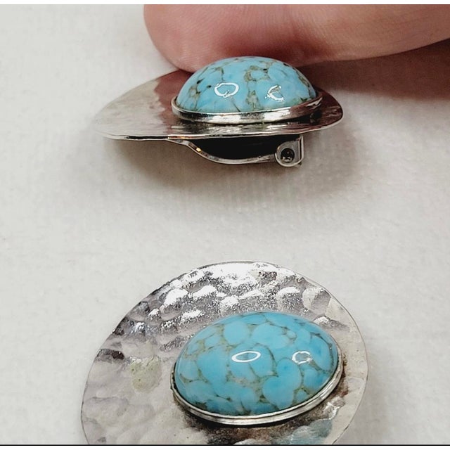 Mid-Century Modern 1950s Les Bernard Turquoise and Hammered Silver Earrings, A Pair For Sale - Image 3 of 7