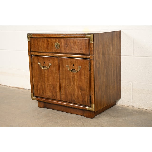 Mid-Century Modern Drexel Heritage Mid-Century Modern Hollywood Regency Campaign Walnut Nightstand, 1970s For Sale - Image 3 of 17