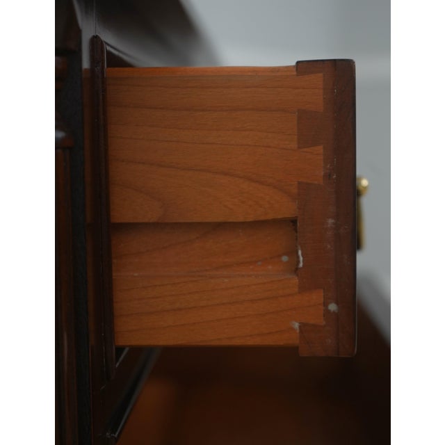 1990s Stickley Colonial Williamsburg Mahogany Chest Nightstand For Sale - Image 5 of 18
