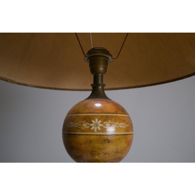 French Neoclassical Trompe-'Œil Painted Ceramic Table Lamp, 1960s For Sale - Image 9 of 14