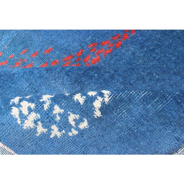 Mid-Century Modern Rug With Modern Design in Medium Blue, Sapphire Blue Color For Sale - Image 12 of 13