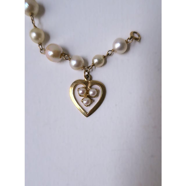 Charm Bracelet Pearl and Gold Heart, Circa Mid-20th Century For Sale In New York - Image 6 of 14