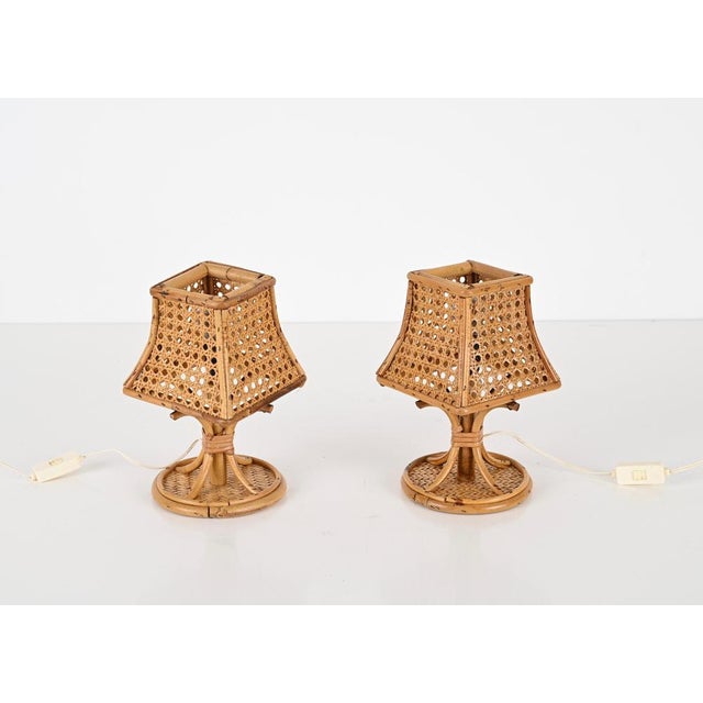 Gorgeous pair of Mid-Century table lamps fully made in rattan, wicker and Vienna straw. These fantastic French Riviera...