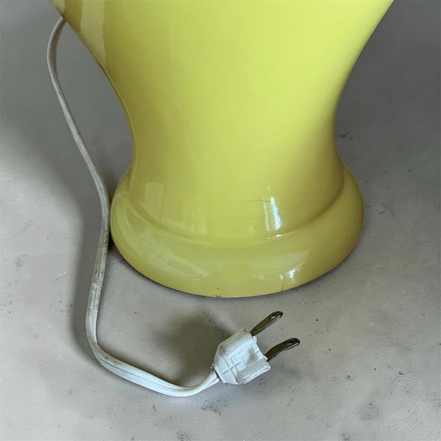 Haeger 1970s Vintage Mid-Century Yellow Ginger Jar Ceramic Table Lamp For Sale - Image 4 of 4