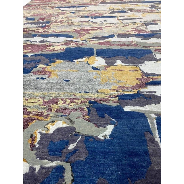 Transform your room with a 10x14 Contemporary Abstract Rug from India. Elevate your decor with modern sophistication.