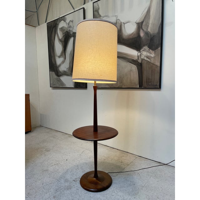 1950s Mid-Century Modern Walnut Floor Lamp With Circular Tabletop and Original Linen Shade For Sale In Los Angeles - Image 6 of 10