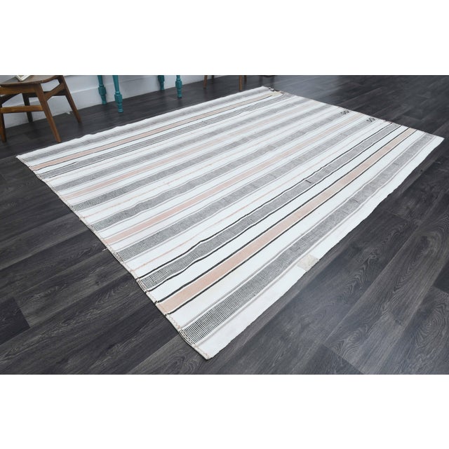 1970s Vintage Handmade Wool Cotton White Gray Area Rug For Sale In San Francisco - Image 6 of 11