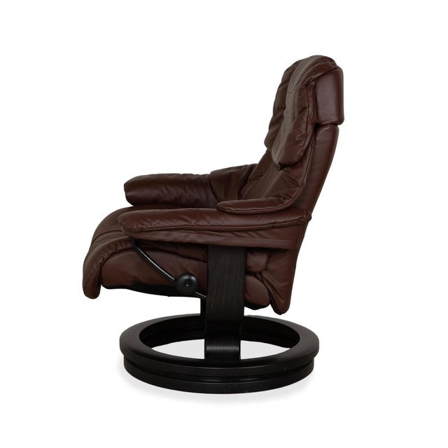 Set of Reno Leather Recliner Chair with Ottoman from Stressless For Sale - Image 17 of 18
