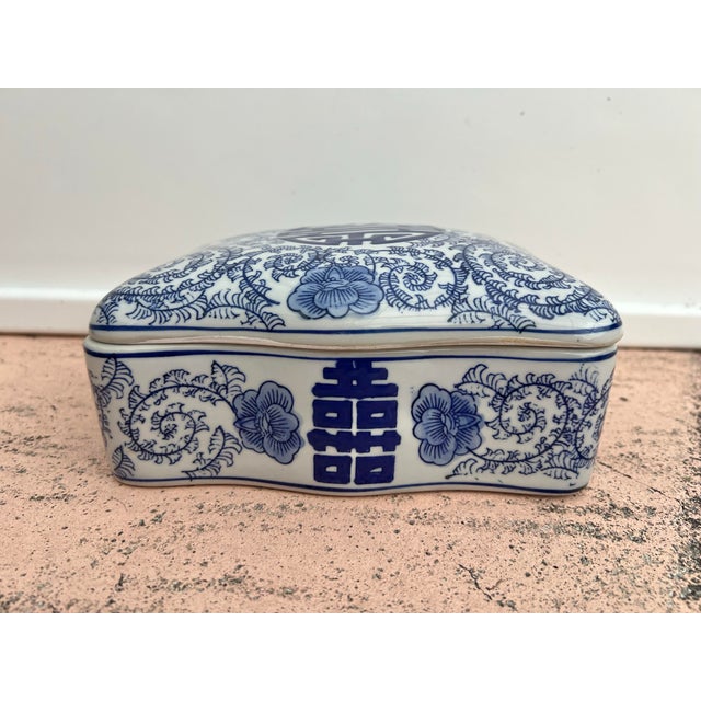 Chinoiserie Late 20th Century Chinoiserie Vintage Blue & White Lidded Box For Sale - Image 3 of 4