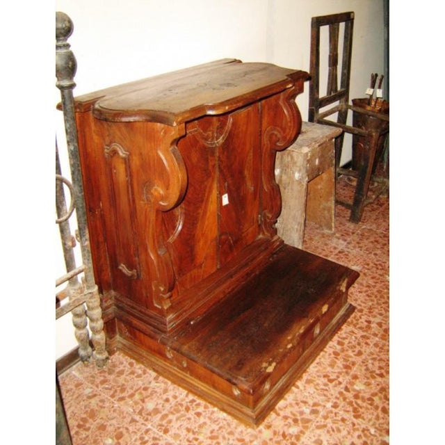 Kneeler in solid walnut taste Louis XIV, made in 700. Rich of frames and with movements both on the top and on the sides...