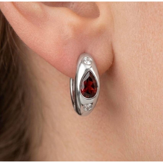 Sleek and sophisticated, these elegant earrings are a perfect blend of modern design and timeless beauty. Featuring a rich...