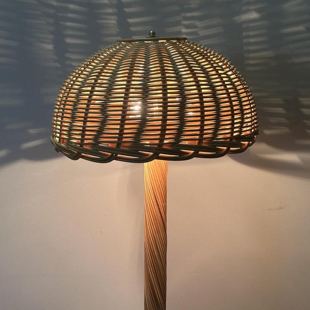 Width (shade): 54 cm Height: 146 cm Beautiful French mid-century floor lamp crafted in hand-woven rattan, featuring a...