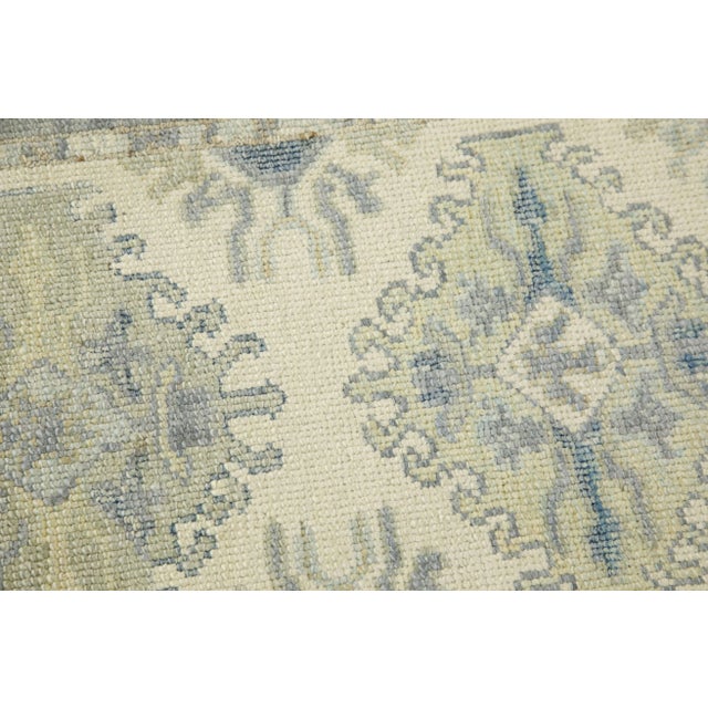 This modern Turkish Oushak rug is a stunning piece of art that has been handwoven using traditional techniques by skilled...