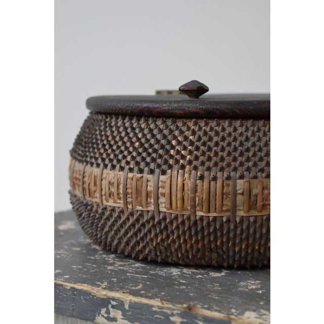 Early 20th Century Antique Folk Art Ash + Crate Basket Mi'kmaq / Passamaquoddy Made Sewing Box, Circa Early 20th Century For Sale - Image 5 of 16